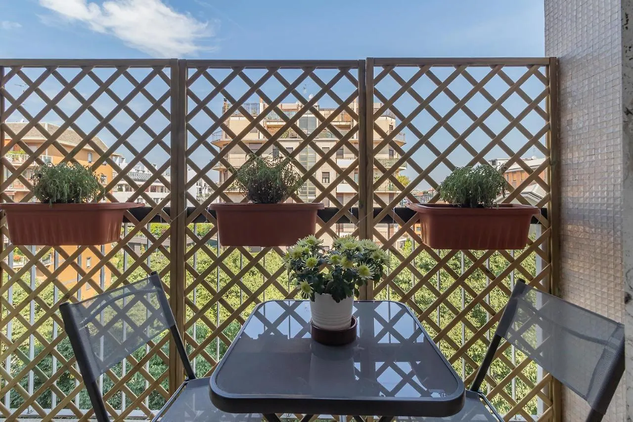 Altido Trendy Flat With Balcony, Easy Access To Milan Centre Apartment